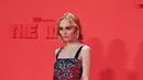 Lily-Rose Depp masih dengan sequin little black dress yang berkilauan. Namun, penampilannya menjadi lebih kasual dengan gaya rambutnya yang dibiarkan tergerai. Foto: Document/Chanel.