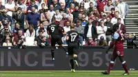 Gabriel Jesus merayakan golnya untuk Manchester City ke gawang West Ham United. (AFP/Ian Kington)