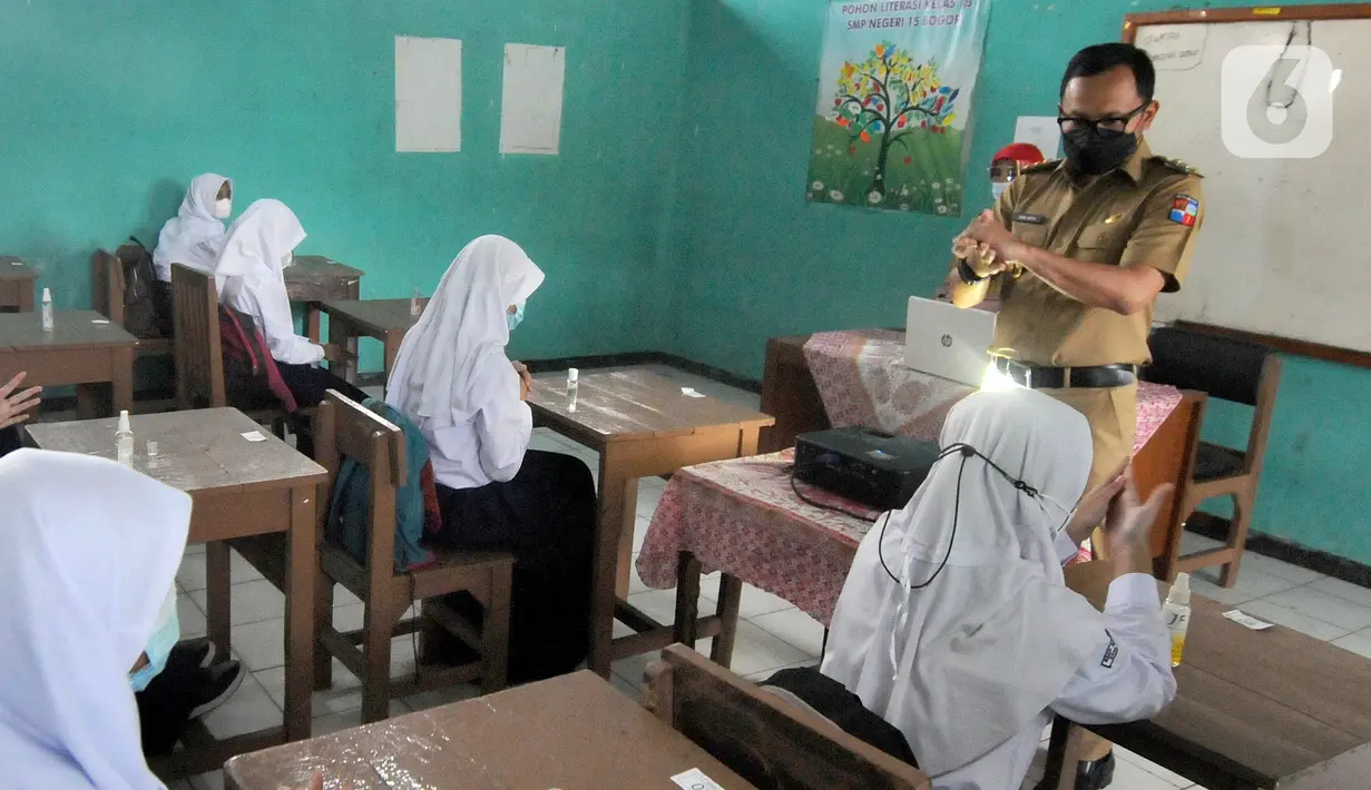Wali Kota Bogor Bima Arya Sugiarto saat meninjau pelaksanaan uji coba pendidikan tatap muka (PTM) di SMPN 15, Kota Bogor, Jawa Barat, Senin (31/5/2021). Pemerintah Kota Bogor menggelar uji coba PTM di 37 sekolah hari ini dengan protokol kesehatan yang ketat. (merdeka.com/Arie Basuki)