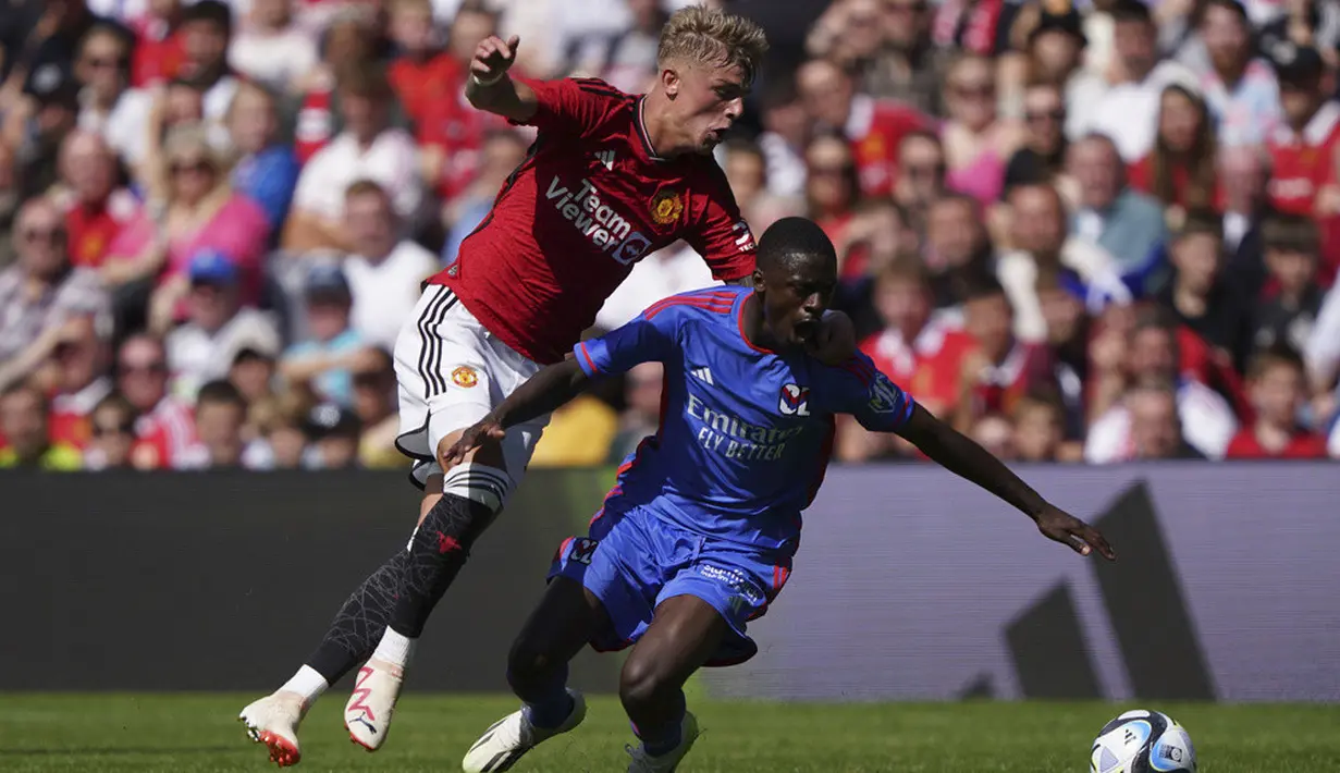 <p>MU mengganti seluruh pemain, kecuali kiper, setelah masa rehat. Jonny Evans, Fred, dan Donny van de Beek masuk bersamaan dengan para pemain junior. (Andrew Milligan/PA via AP)</p>