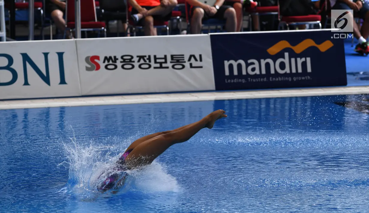 Atlet loncat indah Indonesia, Yasmin Linadini tampil dalam nomor women's 3M Spring Board Asian Games 2018 di Jakarta, Sabtu (1/9). Posisi pertama diisi Shi Tingmao (384.90), sedangkan kedua diisi Wang Han (372.95). (Merdeka.com/Imam Buhori)