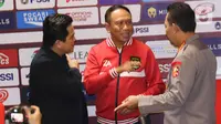 Ketua Umum PSSI Erick Thohir (kiri), Kapolri Jendral Listyo Sigit Prabowo (tengah) dan Menpora Zainudin Amali (kanan) usai memberikan konferensi pers tentang penegakan hukum match fixing di Media Center Stadion Utama Gelora Bung Karno Jakarta, Minggu (19/2/2023). Pemerintah mempersiapkan Satgas Antimafia Bola untuk mengawal kebijakan menghadapi kejuaraan tingkat nasional dan internasional. (Liputan6.com/Herman Zakharia)