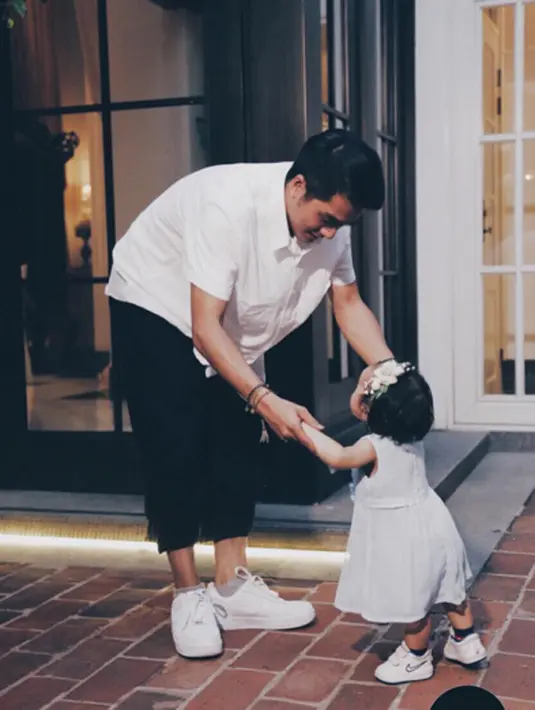 Tak hanya itu, tingkah laku Kiya yang begitu menggemaskan ketika sedang berdansa dengan sang ayah. (viainstagram@Bintang.com)