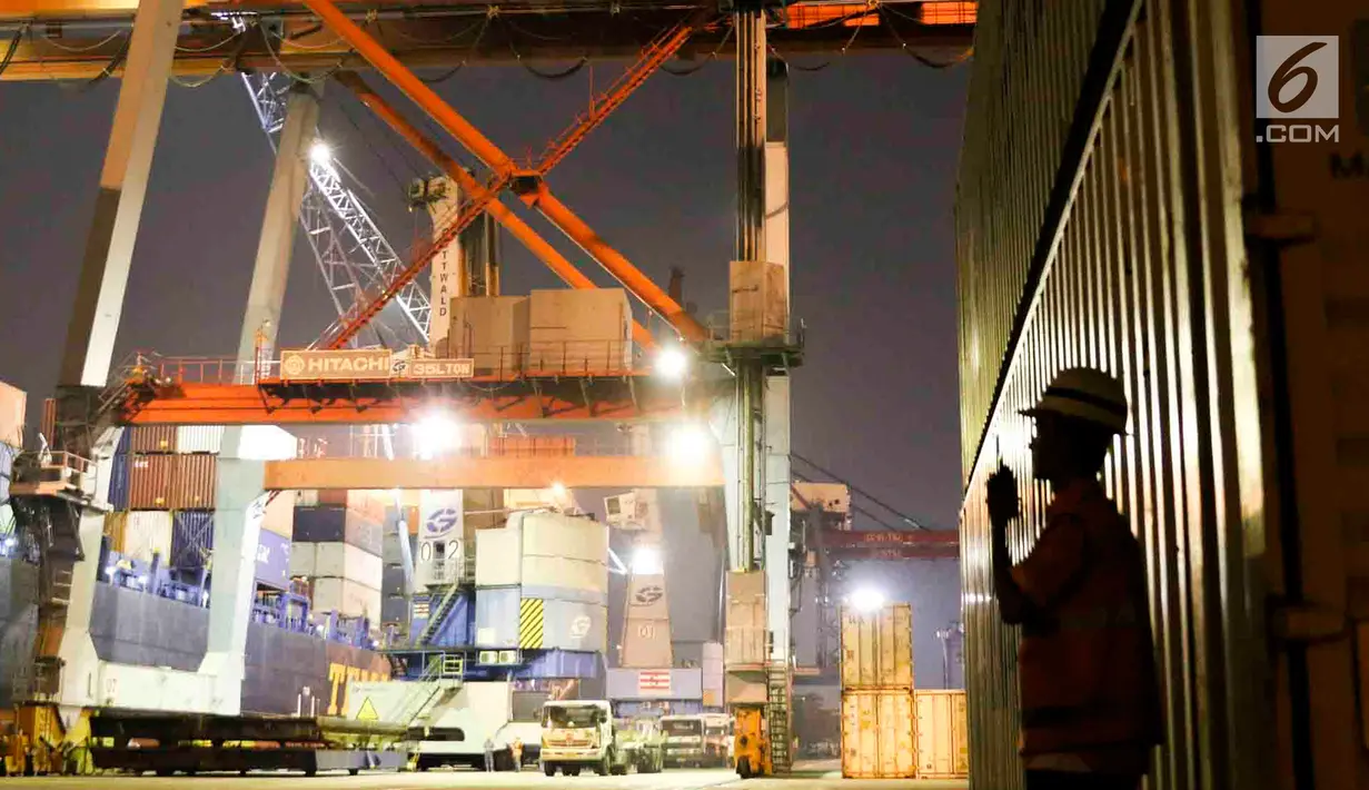 Aktivitas bongkar muat peti kemas di Pelabuhan Tanjung Priok, Jakarta, Rabu (31/10). Fasilitas PSF memudahkan pengguna layanan pelabuhan. (Liputan6.com/Immanuel Antonius)
