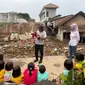 sejumlah komunitas dongeng di Jawa Timur berikan trauma healing terhadap anak- anak korban banjir Kalibaru Banyuwangi (Hermawan Arifianto/Liputan6.com)