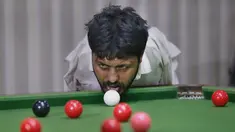 Mohammad Ikram bermain snooker dengan dagunya di sebuah klub snooker lokal di kota Samundri, Pakistan, Minggu (25/10/2020). Ikram, 32, lahir tanpa lengan, tetapi semua orang mengagumi keterampilan snookernya ketika dia memukul bola dengan dagunya di atas meja snooker. (AP Photo/Anjum Naveed)
