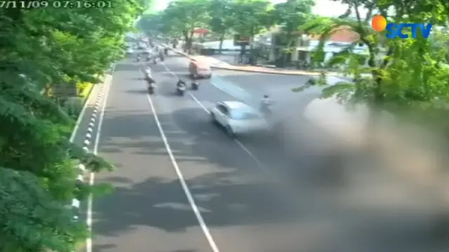 Viral, 3 Pengendara Motor Terekam CCTV Terlempar Usai Ditabrak Mobil Sedan di Surabaya