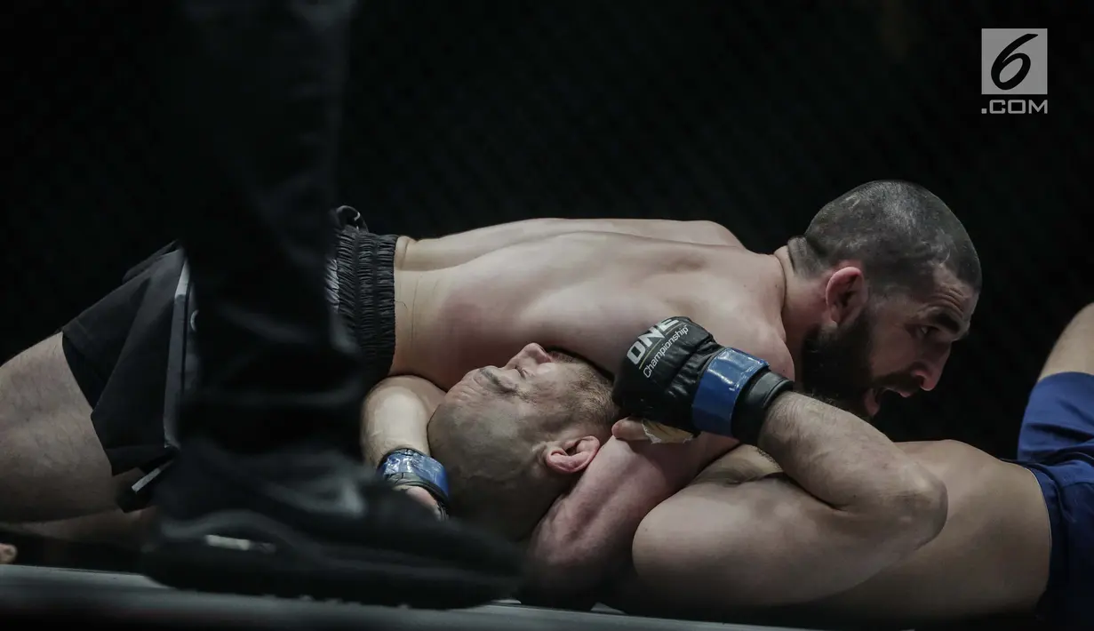Petarung Rusia, Yusup Saadulaev (atas) beraksi melawan petarung Jepang, Masakazu Imanari dalam laga One Championship di Jakarta Convention Center (JCC), Sabtu (20/1). Pertarungan tersebut dimenangkan oleh Yusup Saadulaev. (Liputan6.com/Faizal Fanani)