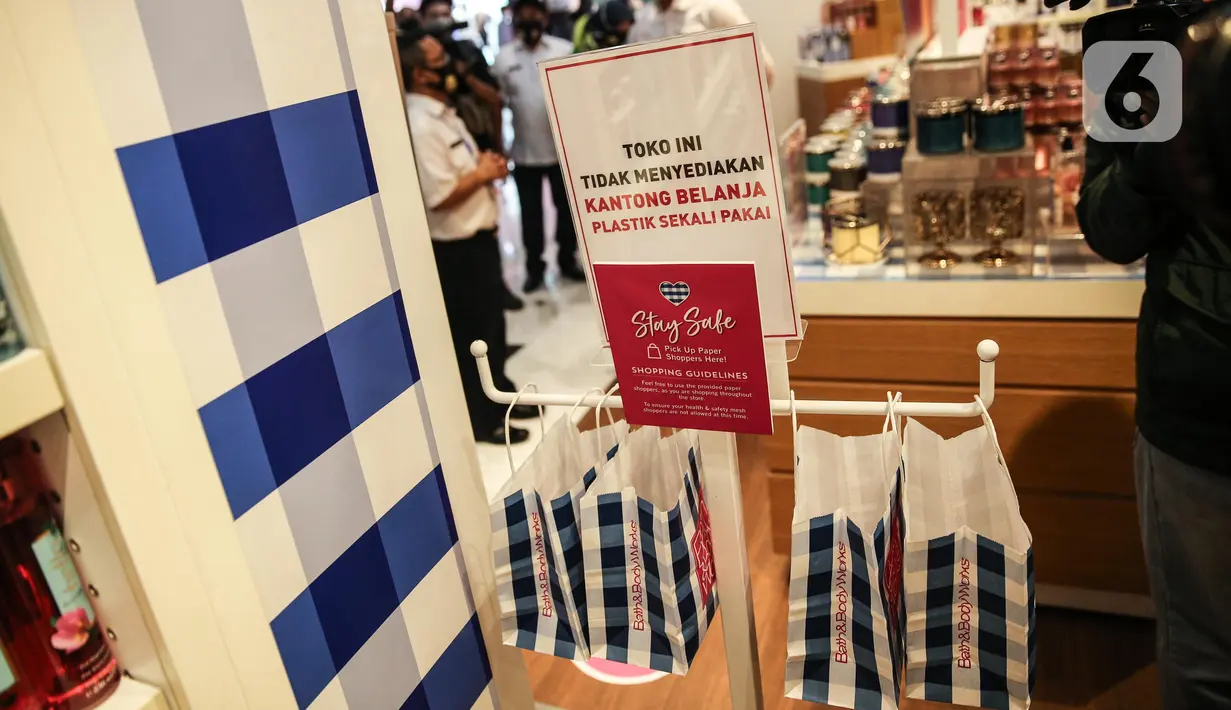 Salah satu gerai menyediakan kantong belanja dari kertas untuk pengunjung Mall Grand Indonesia, Jakarta, Rabu (1/7/2020). Hari pertama larangan penggunaan kantong plastik di Jakarta, pusat perbelanjaan ini menerapkan penggunaan kantong belanja ramah lingkungan (KBRL). (Liputan6.com/Faizal Fanani)