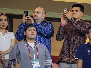 Calon pemain naturalisasi Timnas Indonesia, Ragnar Oratmangoen (kanan atas), saat menghadiri laga pamungkas Grup A Piala Dunia U-17 2023 antara Timnas Maroko U-17 melawan Timnas Indonesia U-17 yang berlangsung di Stadion Gelora Bung Tomo, Surabaya, Kamis (16/11/2023). (Bola.com/Bagaskara Lazuardi)