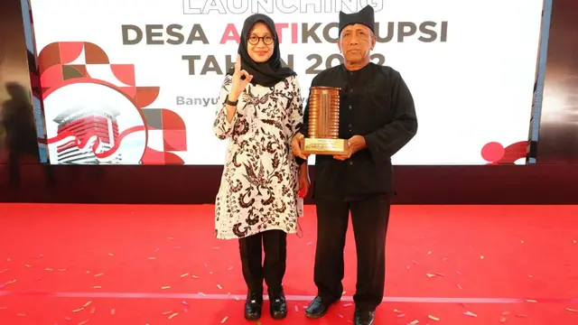Bupati Banyuwangi Ipuk Fiestiandani (Kanan) bersama Kepala Desa Sukojati Untung Suripno di acara pengukuhan desa anti korupsi oleh KPK (Istimewa)