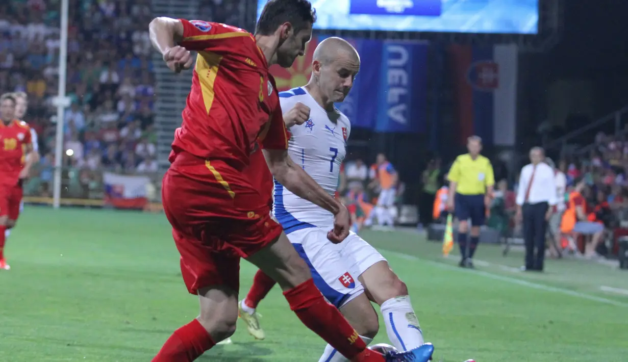 Vladimir Weiss (putih) menghadang tendangan bek Makedonia, Muarem. (Bola.com/Reza Khomaini)