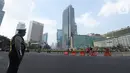 Petugas kepolisian berjaga di kawasan Bundaran HI, Jakarta, Minggu (20/10/2019). Car free day (CFD) ditiadakan Minggu (20/10) ini dalam rangka pelantikan Presiden dan Wapres periode 2019-2024, Joko Widodo dan Ma'aruf Amin di Kompleks Parlemen, Senayan, Jakarta. (Liputan6.com/Herman Zakharia)