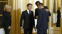 Pemain PSG, Kylian Mbappe (kanan) berbincang dengan Presiden Prancis, Emmanuel Macron (tengah) dan Emir Qatar, Sheikh Tamin bin Hamad Al-Thani (kedua kanan) saat diundang menjadi salah satu tamu di Istana Elysee, Prancis, Selasa (27/2) malam waktu setempat. (AFP/Pool/Yoan Valat)