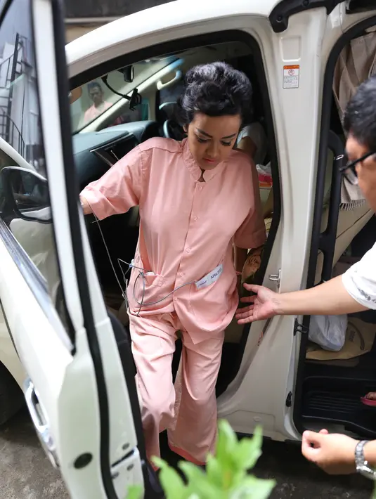 Sekitar pukul 9.45 WIB, Jupe datang dengan menggunakan mobil Vellfire warna putih. Jupe yang masih terlihat pucat itu datang dengan menggunakan baju pasien Rumah Sakit Cipto Mangunkusumo tempatnya dirawat. (Nurwahyunan/Bintang.com)