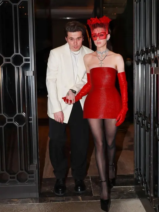 Nocola Peltz Beckham tampak menawan dakam balutan dress mini dengan struktur powerful. Gaya fashionnya begitu sempurna disertai headpiece dan kalung bertumpuk yang sempurna digunakan. [Foto: Instagram/ Whowhatwear]