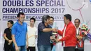 Pelatih tim bukutangkis Indonesia, Herry IP (tengah) menerima penghargaan tokoh bulu tangkis berprestasi versi CWIBC di Candra Wijaya Internasional Badminton Centre, Tangerang, Selasa (19/12). (Liputan6.com/Helmi Fithriansyah)