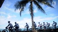 Peserta fun bike mengelilingi pantai pada acara Anyer Urban Festival 2019 di Pantai Anyer, Banten, Sabtu (30/3). Festival tersebut digelar untuk membangkitkan kembali kepercayaan wisatawan pasca tsunami Selat Sunda sebagai salah satu lokasi wisata terbaik di Banten. (Liputan6.com/HO/Elvis)
