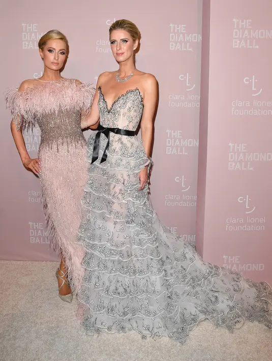 Model dan sosialita Paris Hilton (kiri) dan adiknya, Nicky Hilton Rothschild saat menghadiri Diamond Ball ke-4 di Cipriani Wall Street, New York, AS, Kamis (13/9). Diamond Ball merupakan acara amal tahunan The Clara Lionel Foundation. (ANGELA WEISS/AFP)
