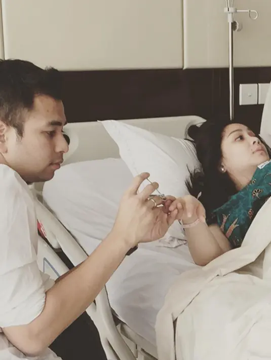Raffi Ahmad menyempatkan untuk menggunting kuku sang istri menunggu detik-detik kelahiran si buah hati. (via instagram/@raffinagita1717)