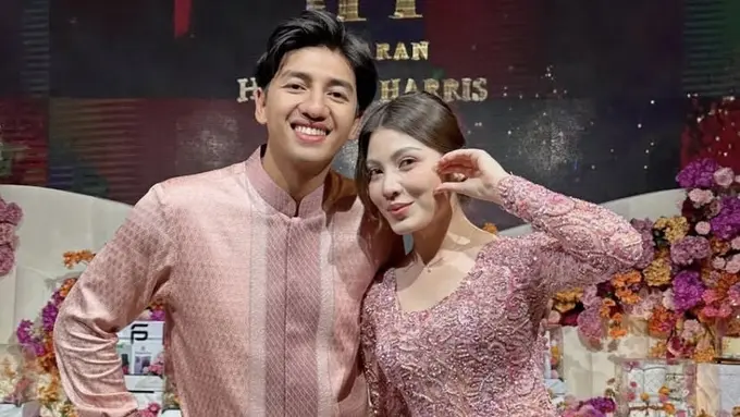 Haviza Devi Dibalut Kebaya Pink saat Tunangan dengan Harris Vriza di Medan