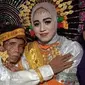 Pernikahan antara Bora (58) dan Ira Faizal (19) di Desa Bana, Kecamatan Bontocani, Kabupaten Bone, Sulawesi Selatan pada Rabu (7/4/2021). (Liputan6.com/ Fauzan)