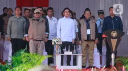 Wakil Presiden Republik Indonesia, Gibran Rakabuming Raka (tengah depan) bersama Ketua Badan Pengawas Pemilihan Umum (Bawaslu) Rahmat Bagja (kiri) dan Ketua Dewan Kehormatan Penyelenggara Pemilu (DKPP) Heddy Lugito (kanan) mengikuti Apel Siaga Pengawasan Tahapan Masa Tenang, Pemungutan dan Penghitungan Suara Pemilihan Kepala Daerah (Pilkada) Serentak tahun 2024 di Lapangan Silang Monumen Nasional (Monas), Jakarta, Rabu (20/11/2024). (Liputan6.com/Angga Yuniar)