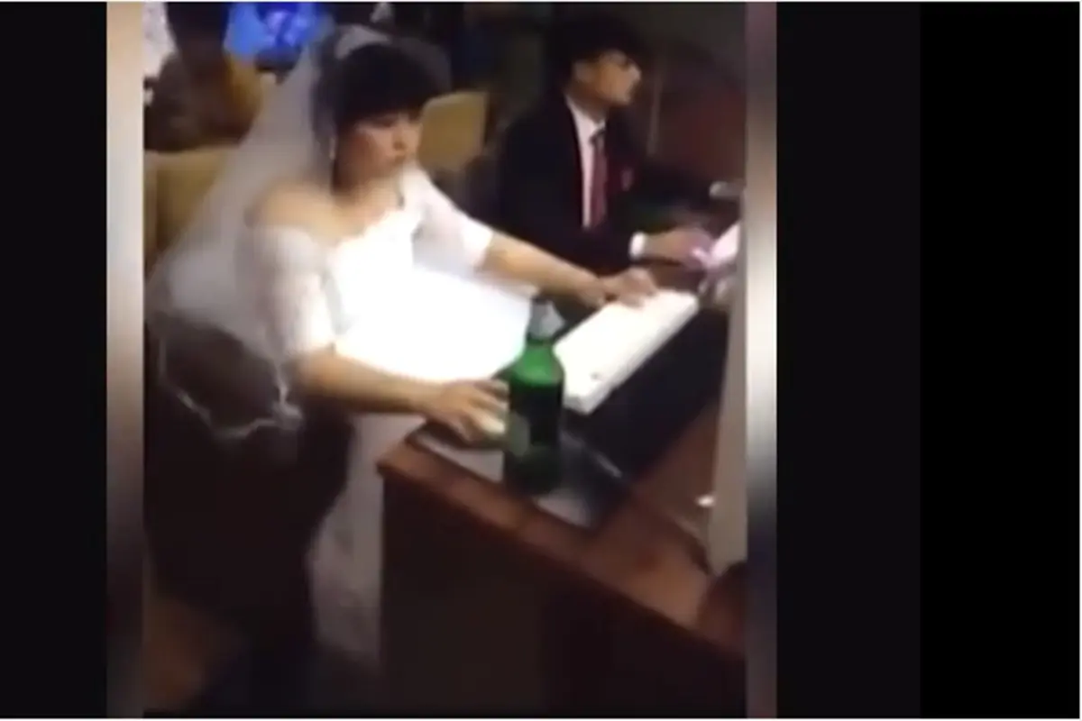 Pasangan Gokil, Habis Nikah Langsung Honeymoon di Warnet