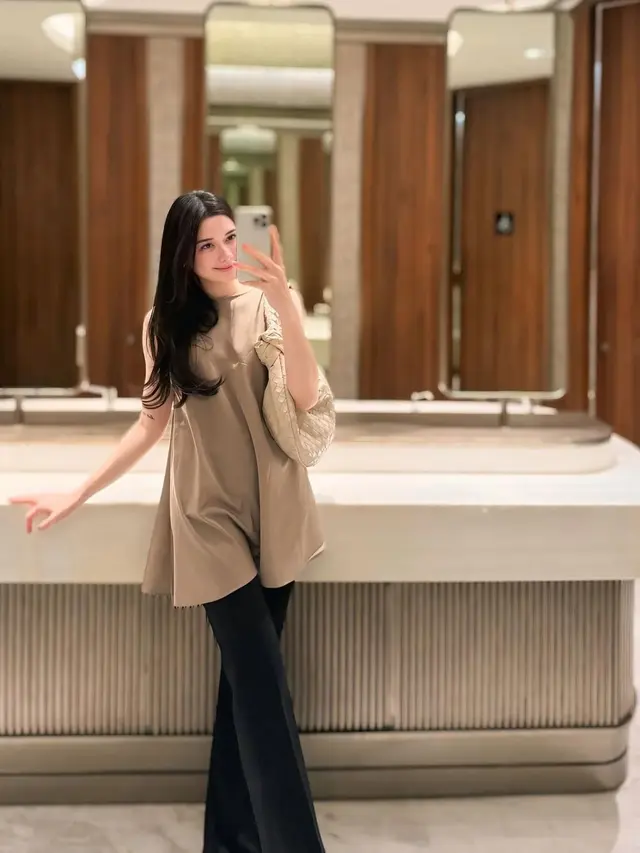 6 Potret Gaya Outfit Liburan Iris Wullur, Kasual Stylish hingga Elegan Minimalis