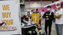 Pengunjung memilih produk yang ditawarkan di Urban Sneaker Society 2021 di JCC, Senayan, Jakarta, Minggu (5/12/2021). Urban Sneaker Society kali ini menghadirkan berbagai brand lokal pilihan mulai dari Streetwear Brand, Sneaker Market, Thrift. (Liputan6.com/Herman Zakharia)