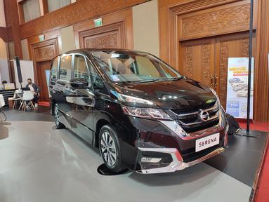 Nissan Serena merupakan mobil keluarga yang berada pada segmen MPV 7 seater. Mobil ini memiliki desain keseluruhan yang elegan dan terkesan lega. Mobil 7 penumpang ini dibekali mesi 2.0 L MR20DD DI I4 1997cc berbahan bakar bensin dengan transmisi CVT Xtronic.
