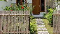 9 Ide Pagar Bambu dengan Taman dan Jalan Setapak Batu Alam, Estetika Alami Hunian