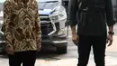 Gibran tiba dengan menggunakan mobil Innova berwarna hitam. (Liputan6.com/Herman Zakharia)