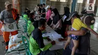 Petugas mengecek data warga penerima Bantuan Sosial (Bansos) cadangan Beras Pemerintah (CBP) di kawasan Warakas, Tanjung Priok, Jakarta Utara, Selasa (20/2/2024). (Liputan6.com/Herman Zakharia)