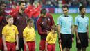 Bintang Portugal, Cristiano Ronaldo, memberikan tanda tangan kepada seorang anak sebelum laga semifinal Piala Konfederasi melawan Cile di Stadion Kazan Arena, Kazan, Rabu (28/6/2017). (EPA/Mario Cruz) 