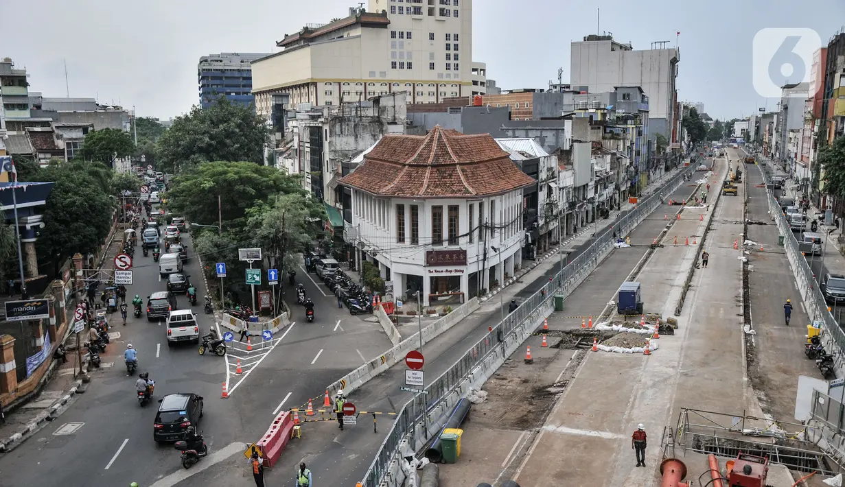 Suasana proyek Mass Rapid Transit (MRT) Fase 2 segmen CP203 Glodok-Kota di kawasan Glodok, Jakarta, Rabu (15/12/2021). Progres proyek MRT Fase 2 segmen CP203 Glodok-Kota saat ini baru mencapai 5,8 persen. (merdeka.com/Iqbal S. Nugroho)