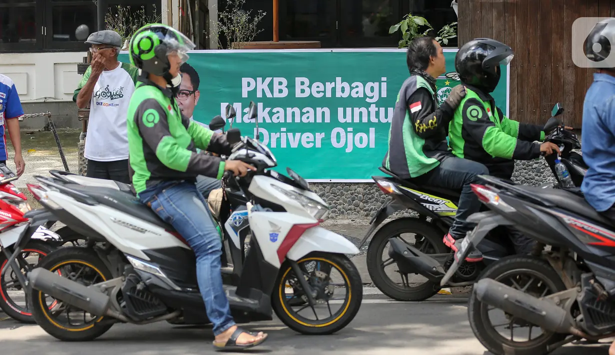 Ojek online (ojol) antre menerima bantuan berupa bingkisan makan siang dan hand sanitizer di kawasan Jalan Raden Saleh, Jakarta, Selasa (7/3/2020). DPP PKB memberikan 500 paket kepada ojol akibat lesunya orderan selama pandemi corona Covid-19. (Liputan6.com/Fery Pradolo)