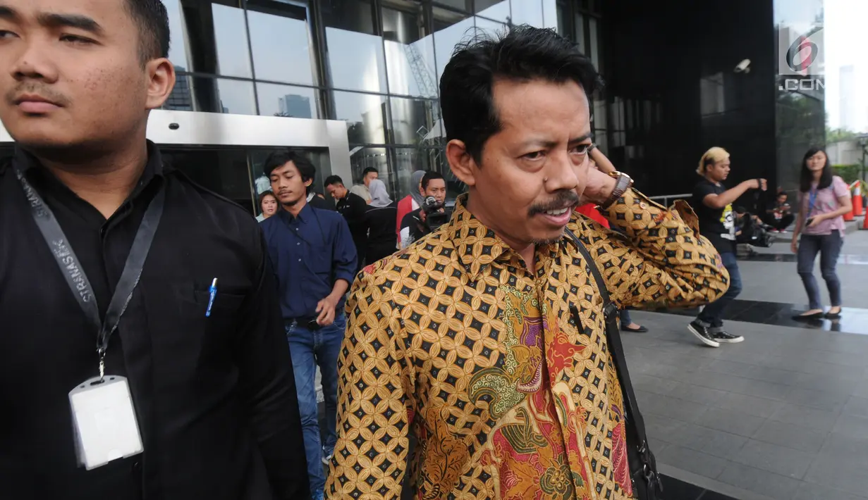 Rektor UIN Sunan Ampel, Masdar Hilmy meninggalkan Gedung KPK, usai menjalani pemeriksaan di Jakarta, Senin (17/6/2019). Masdar Hilmy diperiksa sebagai saksi terkait kasus seleksi jabatan di lingkungan Kementerian Agama tahun 2018-2019 untuk tersangka Romahurmuziy. (merdeka.com/Dwi Narwoko)