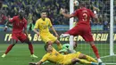 Bek Portugal, Pepe, berusaha menyundul bola saat melawan Ukraina pada laga Kualifikasi Piala Eropa 2020 di Stadion NSK Olimpiyskyi, Kiev, Senin (14/10). Ukraina menang 2-1 atas Portugal. (AFP/Genya Savilov)