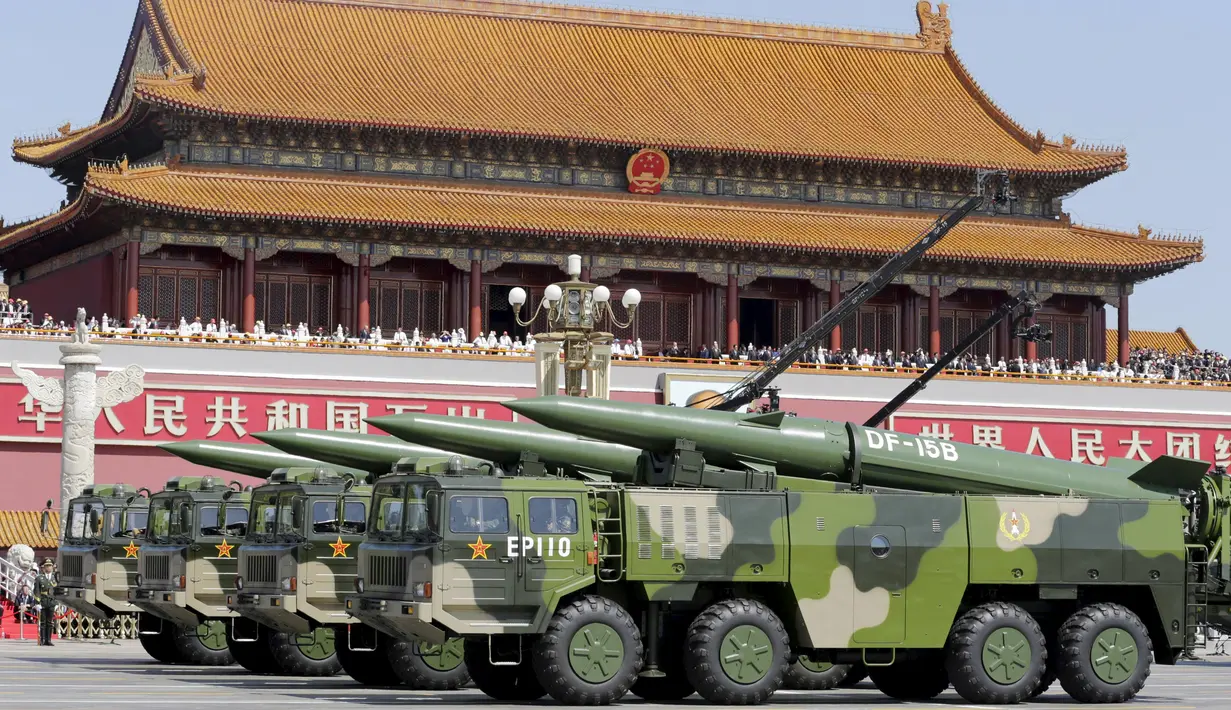 Kendaraan militer termasuk tank dan rudal saat parade militer untuk memperingati 70 tahun berakhirnya Perang Dunia II di Beijing, China, Kamis (3/9/2015). (REUTERS/Jason Lee)