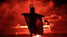 Sebuah patung Yudas siap dibakar saat perayaan tradisi Paskah kuno di semenanjung Peloponnese, Yunani (8/4). Perayaan ini digelar sebagai simbolis hukuman atas pengkhianatan Yudas kepada Yesus Kristus. (AP/Petros Giannakouris)