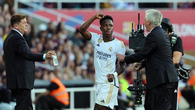 Foto: Momen Vinicius Jr Ditarik Paksa Keluar Lapangan oleh Don Carlo saat Laga El Clasico