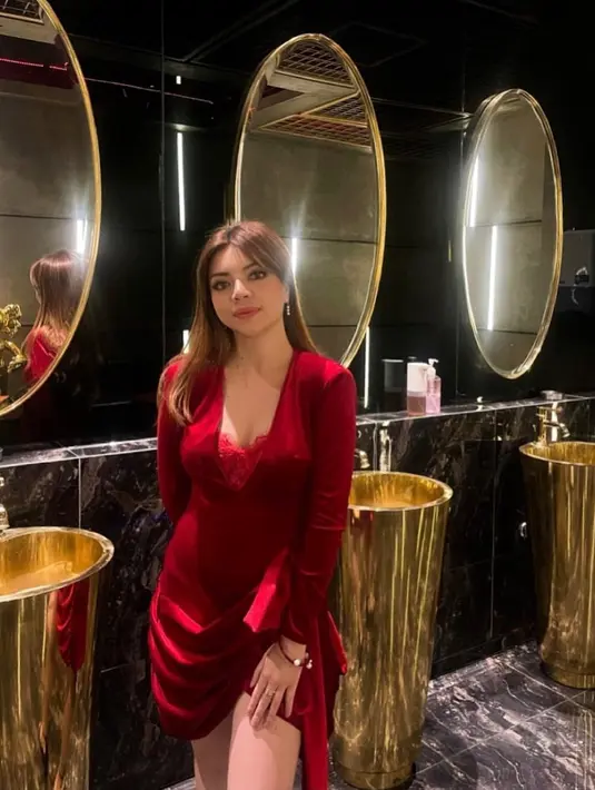<p>Monna Frans juga tak menampik, sejak menjadi aspri Hotman Paris, kehidupan ekonominya meningkat. (FOTO: instagram.com/monnafrans/)</p>