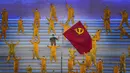 Penampil berpakaian sebagai responden pertama dalam perang melawan pandemi COVID-19 saat pertunjukan gala menjelang peringatan 100 tahun berdirinya Partai Komunis China di Beijing, China, 28 Juni 2021. Partai Komunis China akan merayakan HUT ke-100 pada 1 Juli 2021. (AP Photo/Ng Han Guan)