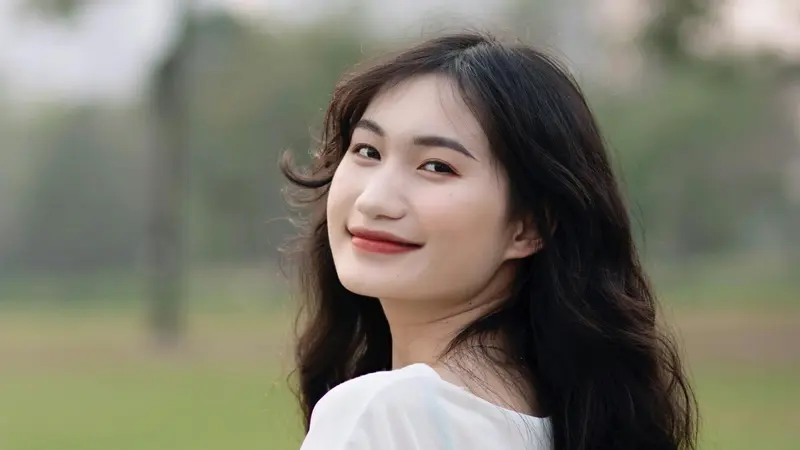 santai cantik tersenyum bahagia kalem tenang