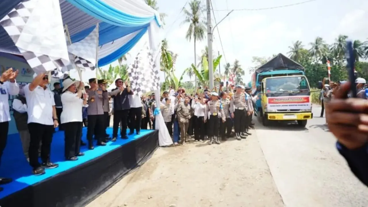 Kapolri Jenderal Polisi Listyo Sigit Prabowo melepas pengiriman jagung hasi panen raya ke gudang Bulog di Oku Timur, Sumatera Selatan, Sabtu (27/9/2025) (Istimewa)