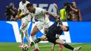 Pemain Inggris Morgan Rogers berebut bola dengan pemain Argentina Lionel Messi  selama pertandingan semifinal Piala Dunia antara Inggris dan Argentina di Atlanta, Rabu, 15 Juli 2026. (AP Photo/Stephanie Scarbrough)