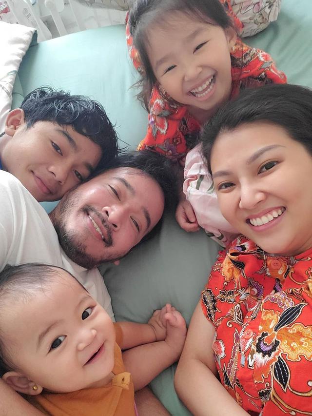 [Fimela] Potret Sarwendah Pakai Daster Kembar dengan Thalia Putri Onsu