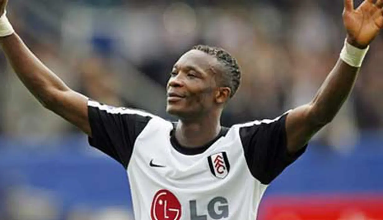 Ekspresi terima kasih bek Fulham asal Ghana, John Pantsil kepada para fans klub seusai laga perdana EPL melawan Portsmouth di Fratton Park, 15 Agustus 2009. AFP PHOTO/Glyn Kirk 