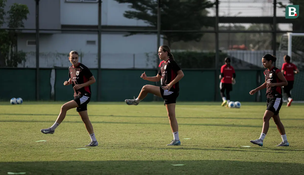 Pemain Timnas Indonesia, Felicia Victoria de Zeeuw (kiri) dan Emily Julia Frederica Nahon (tengah) melakukan pemanasan saat latihan jelang laga Kualifikasi Piala Asia 2026 yang berlangsung di lapangan latih Jakarta International Stadium (JIS), Jakrata Utara, Jumat (20/06/2025). (Bola.com/Bagaskara Lazuardi)